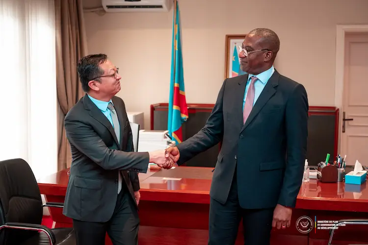 PLAN : Le VPM échange avec l’ambassadeur de Chine sur la coopération…